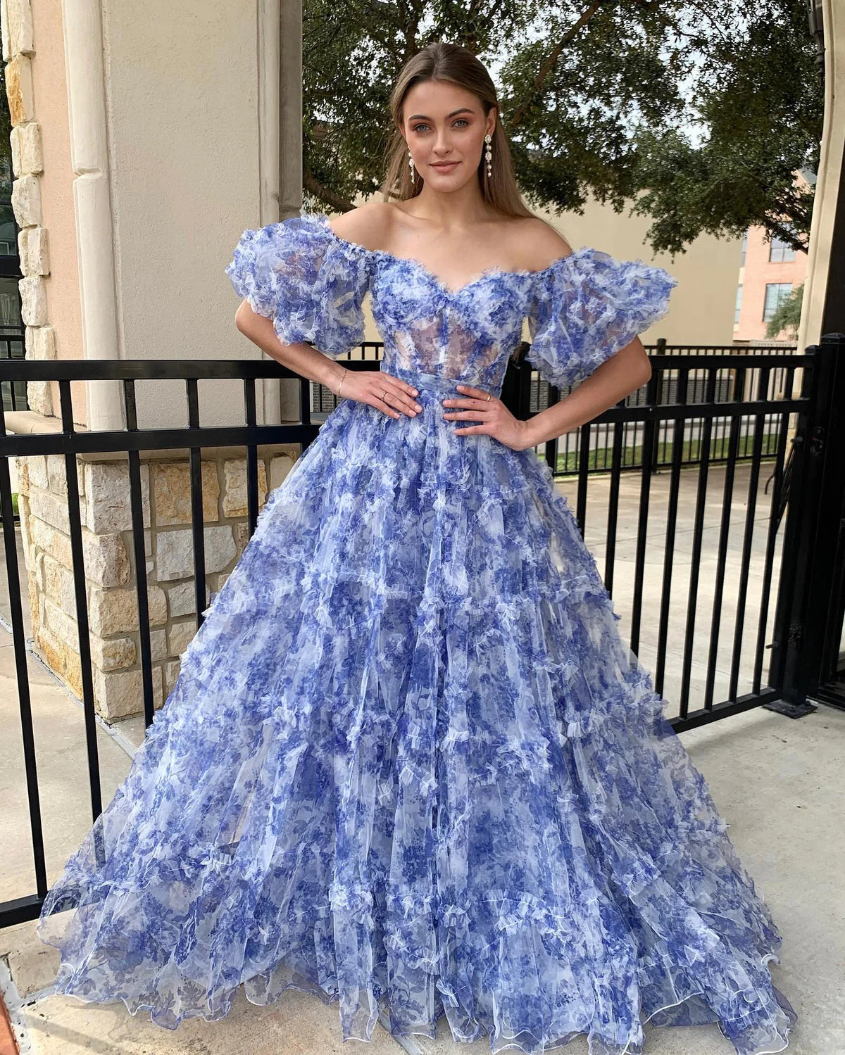 Vestidos formales/Vestido de fiesta de tul con volantes y estampado floral azul con hombros descubiertos/Tiendas de vestidos de fiesta